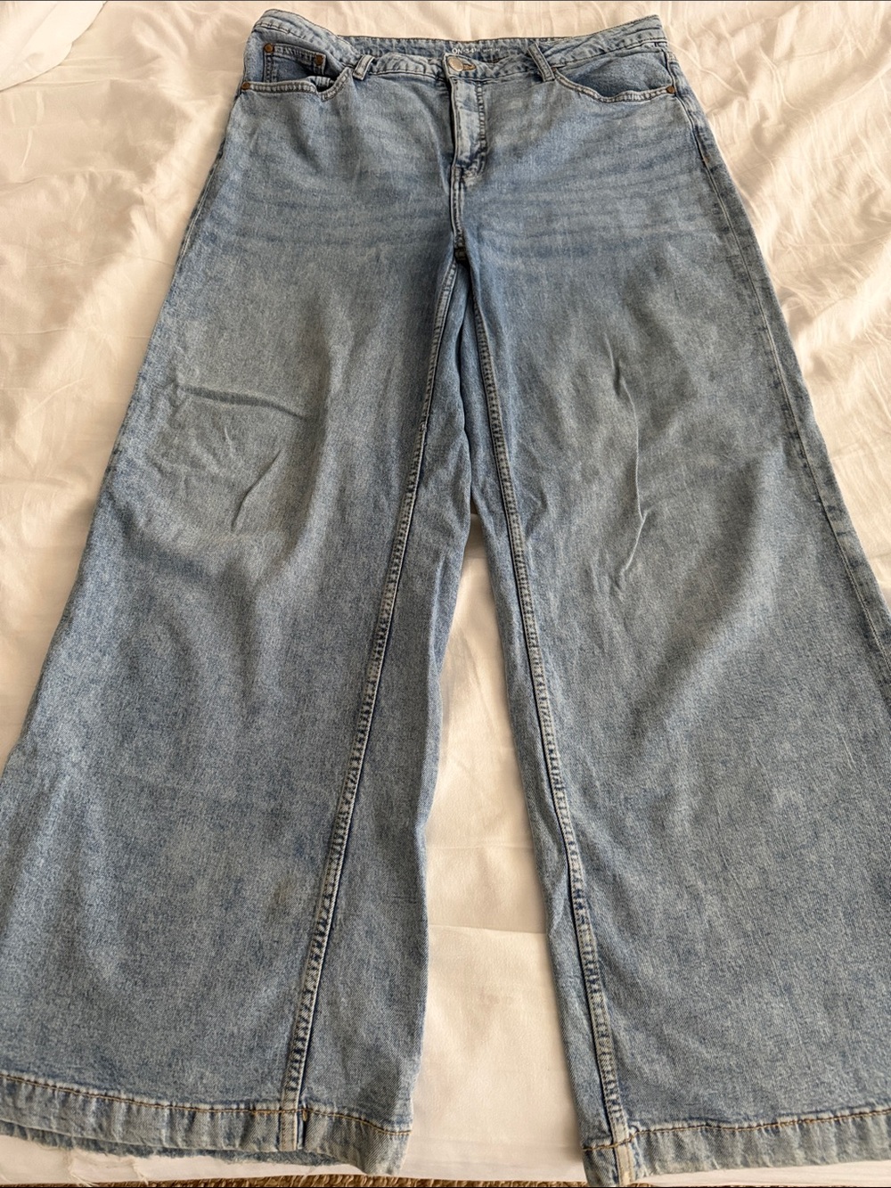 Wide-Leg High-Rise Jeans in Light Blue